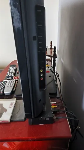 Tv antiga funcionando