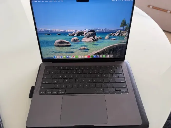 MacBook Pro 14 M5 (menos de 3 meses)