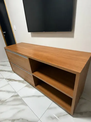 Móveis de madeira, rack para sala e cômoda .