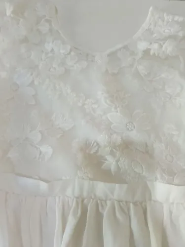 Vestido branco, longo, renda, para até 8anos.