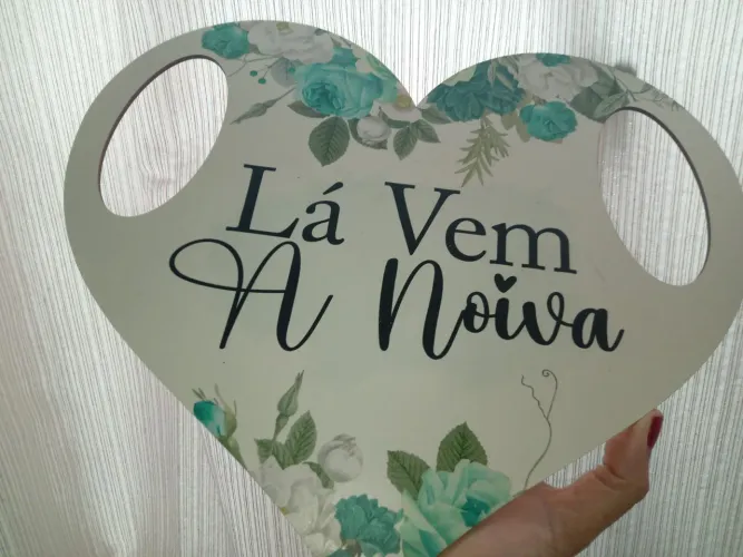 PLACA CASAMENTO "LÁ VEM A NOIVA!"