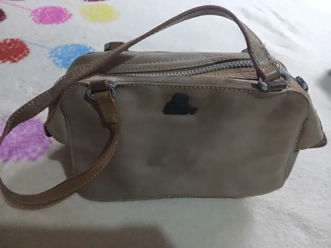 Bolsa estilo baguete couro legítimo,pequena ,bem dividida por dentro