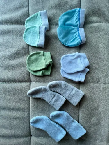 Luvas e meias de bebê