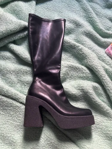 Bota cano alto com salto