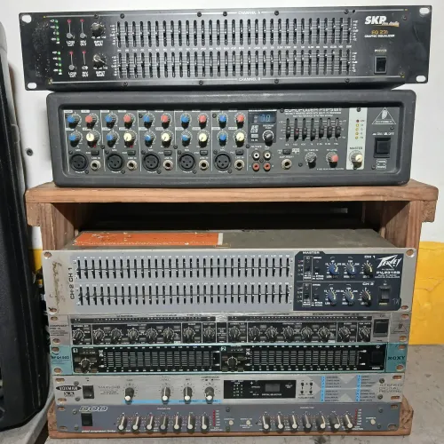 Mesa de som amplificada Behringer (cabeçote amplificador)