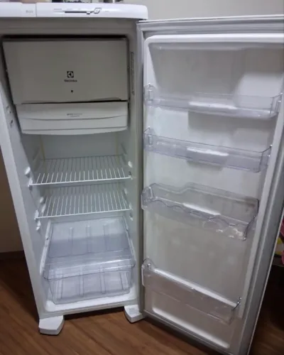 Geladeira Eletrolux 240 litros