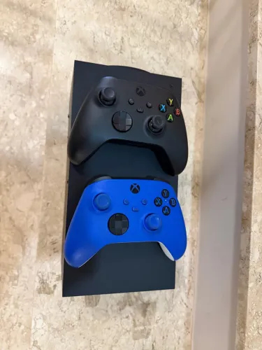 X Box Series X + 2 Controles com baterias recarregáveis  