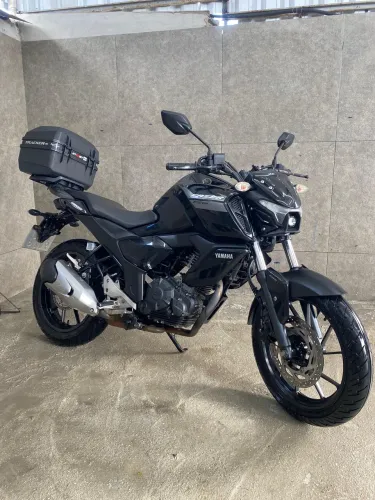 Yamaha FZ15 2024 - Impecável, nada pra fazer, vai com baú!