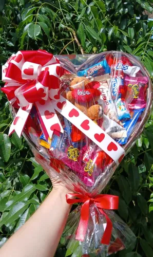 Cesta de Chocolates Romântica Com Balão e Mensagem Personalizada.
