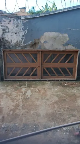 Janelas de madeira usadas em bom estado com vidro