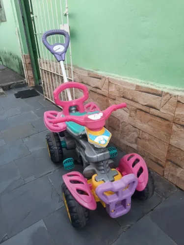 Quadriciclo infantil a pedal usado
