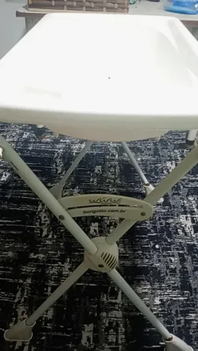 Banheira com suporte branco Burigotto com pequena avaria nos pés como mostra a foto
