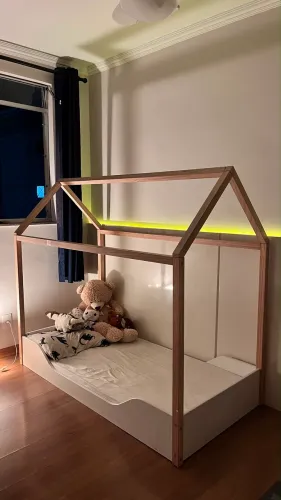 Cama Montessoriana Casinha + Colchão + Kit Enxoval Completo (8 Lençóis + 1 Travesseiro)