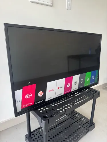 LG 43 Polegadas 4K Smart TV seminova 