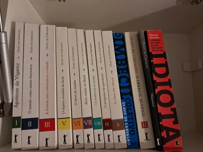 13 livros do Olavo. 1 usado, 12 novos