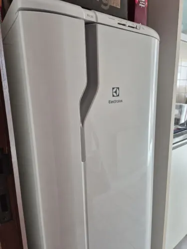 Geladeira Eletrolux 240L Uma porta Branca RE31 