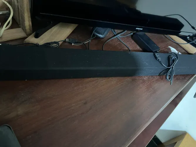 Soundbar Samsung HW-K360 (com potência total de 130W).