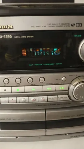 Mini sistem Aiwa com caixas