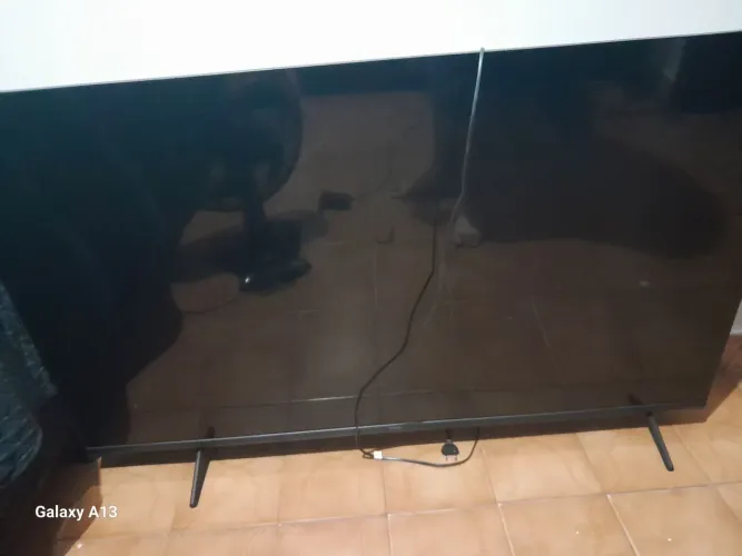 Tv Philips 55 polegada com a tela quebrada vem com o controle pra retirada das peças