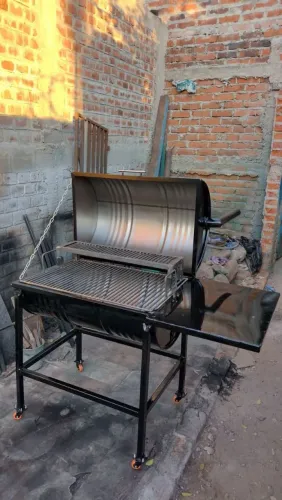 Churrasqueira tambor de 200 litros, com grrelha e apoio lateral em inox, com rodas 