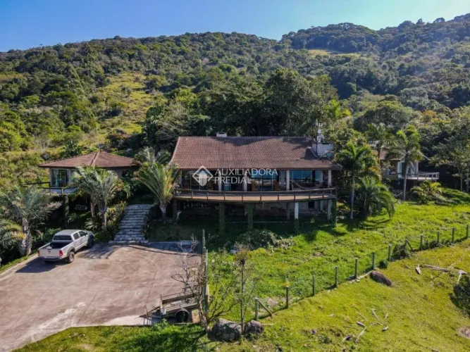 Casa com 3 quartos em meio a natureza