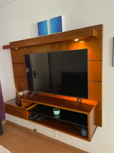 Painel para TV em Embuia com Rack Suspenso e Iluminação - Excelente Estado