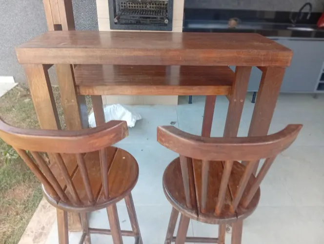 Mesa de ipê com duas cadeiras excelente