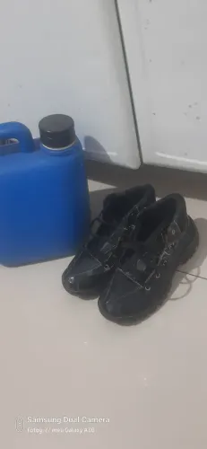 Vendo uma garrafa de agua de 5  litros usada pra serviço com uma bota pontuação 39 