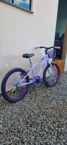 Bicicleta menina semi nova Aro 20