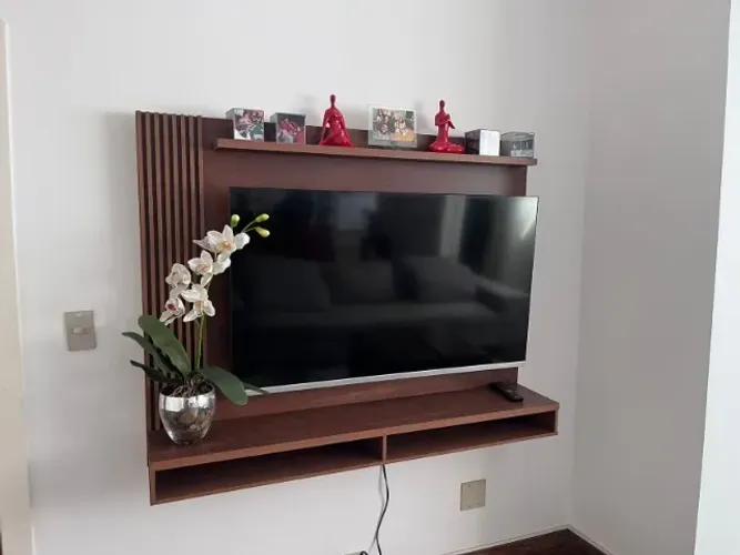 Painel para TV em Madeira com Detalhe Ripado e Nichos