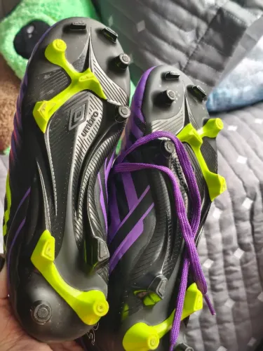 Chuteira de campo umbro fifty (infantil tm 35)