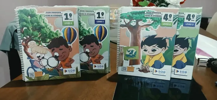 Vende-se livros novos ainda no plástico.