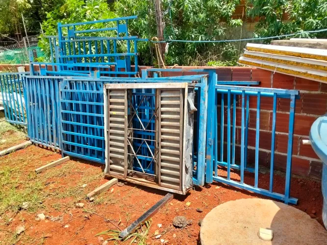 Vendo essas grades e esse portão 