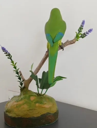 Escultura de Curica - Peça Artesanal Decorativa