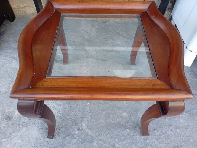 Mesa de centro ou canto em madeira com pés curvado estilo Luiz XV.