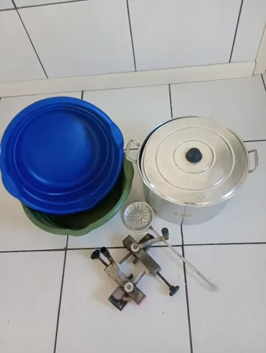 Panela de alumínio 0,35 X 0,25 com escumadeira ,2 descasdores de Pinhão 2 bacias grandes