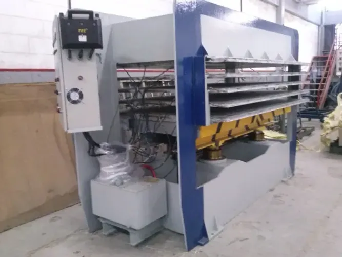 Prensa hidráulica elétrica marca Invicta composta de 05 pratos, 04 vãos e 4 pistões.
