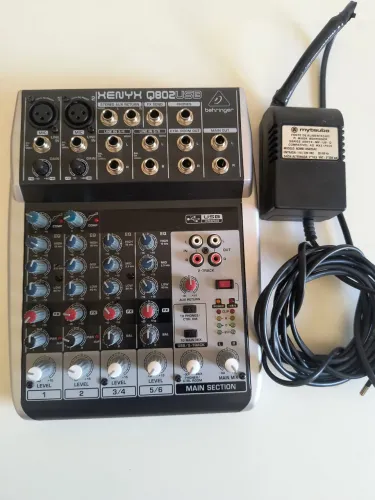 Mesa de som Behringer 4 canais, com pouquissimo uso