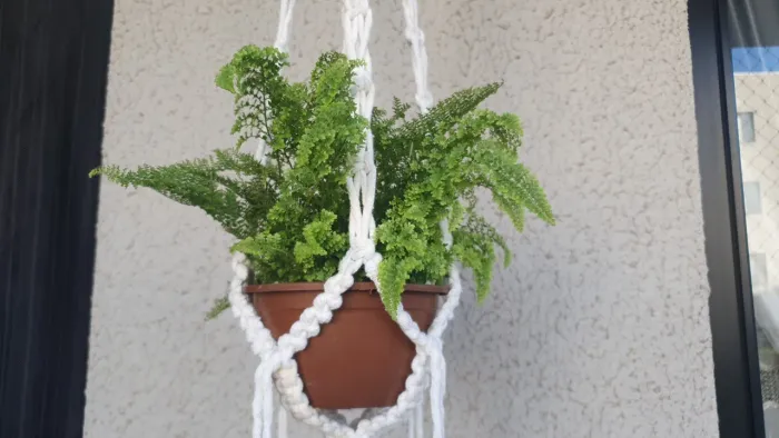 Suporte para vasos de plantas em macramê cor cru