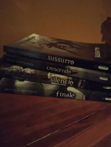 HUSH HUSH SUSSURRO COMPLETA
