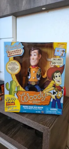 Toy Story - Woody estilo Signature Collecton (Inglês/lacrado)