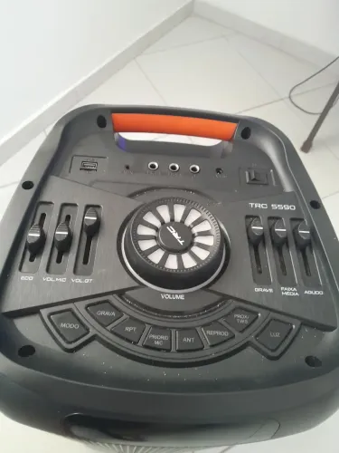 Caixa de som marca TRC