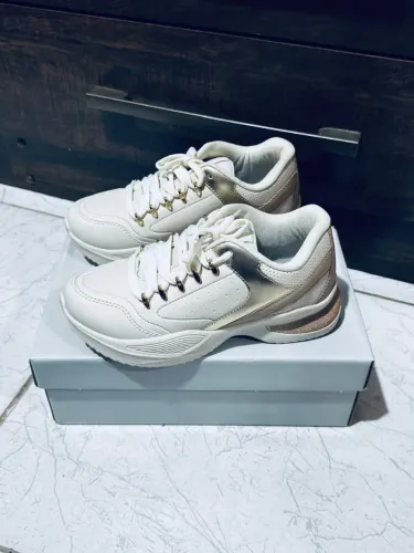 Tênis casual feminino tamanho 37 na cor branco com dourado