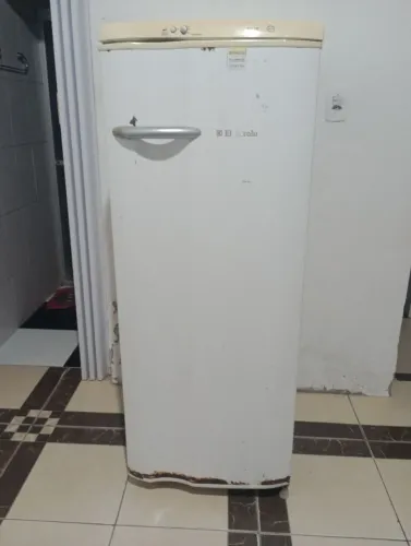 Vende -Se Geladeira Electrolux 150