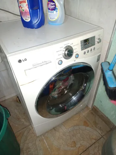 Máquina de lavar e secar roupas LG DirectDriver 8 kg 