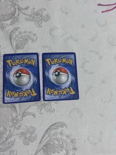 Cartinha de Pokémon verdadeira rara do (charizard&reshiram)