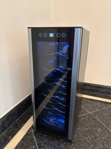 Adega Electrolux 12 garrafas
