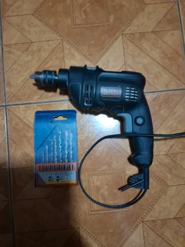 Furadeira Black + Decker + brocas