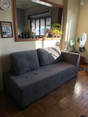 2 sofás cinza 7 lugares no total