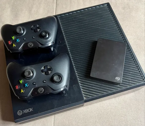 XBOX ONE + 2 controles + HD externo (2T) + 8 jogos